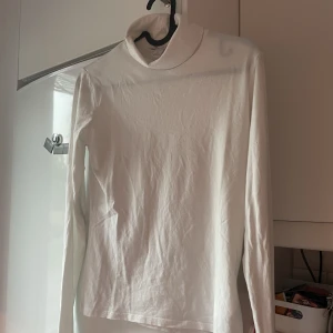 Turtleneck - Säljer denna gulliga turtleneck som aldrig kommer till användning!🤍Köpt på NewYorker🤍