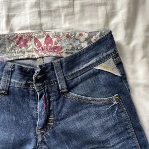Replay jeans - Säljer mina replay jeans som är oanvända. De är mid/low i midjan. Skriv för fler bilder!💐