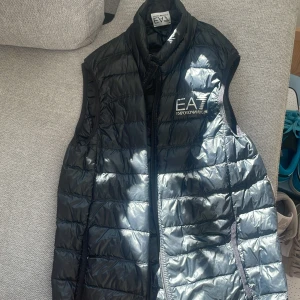 Väst - Säljer en ea7 väst användt väldigt lite såljes pga av för liten för mig 