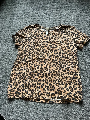 Tröja från hm  - Tröja från hm med leopard print. Använd men utan några tecken på det 