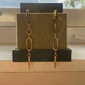 L8 Hasselblad örhängen - Säger nu mina älskade L8 Hasselblad örhängen, då de inte riktigt är min stil längre. Nypris för båda örhängena är 1200 (600kr/st), men säljer båda tillsammans för endast 800kr. Det går att köpa dirket, men man kan också såklart buda🧡🧡