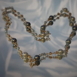 Halsband - Handgjort halsband av metallänkar och glaspärlor! Blå/silver. Spännet är försilvrat, och frakten bjussar jag på! Kram! :) #3