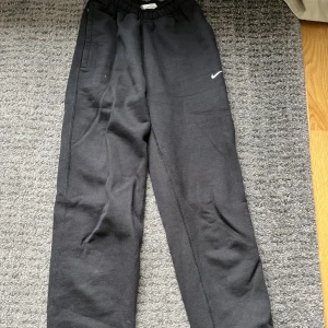 Nike mjukisbyxor  - Mjukisbyxor från Nike. Knappt använda 