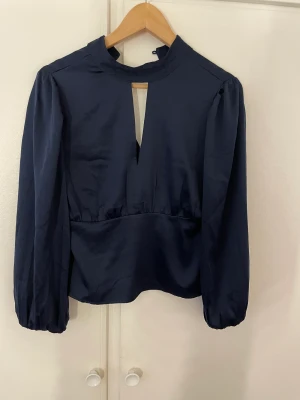 Blus  - Blus från bubbleroom. Marinblå i storlek 38. 