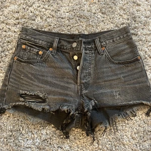 Levi’s shorts  - Väldigt fina shorts som knappt är använda. Dom är i väldigt fint skick!  Skriv för fler bilder💗