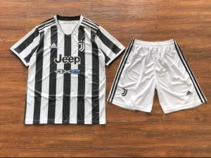 Juventus T-shirt - Jag säljer ett par nya Juventus T-shirts tillsammans med shorts för endast 659 kr. Leveransen tar ungefär 2 veckor. Eller så kan vi mötas upp i Västerås. Finns i alla storlekar. 