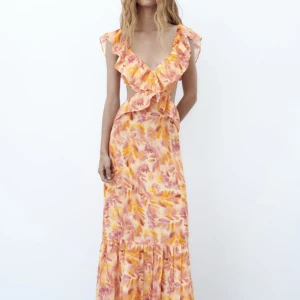 Klänning från zara  - Säljer nu denna snygga klänning från zara med öppen rygg i nytt skick