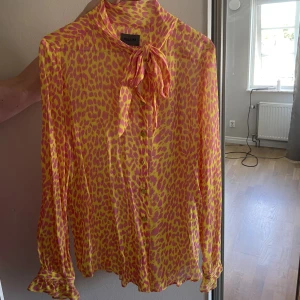 Sand Copenhagen blus - Fin färgglad blus från Sand Copenhagen i nyskick.