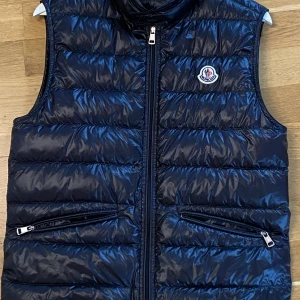 Moncler väst  - Äkta moncler väst storlek 1  Kontakta om ni vill ha fler vilder 