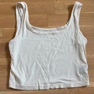 Linne - Vitt/gult linne ifrån Shein. Storlek M