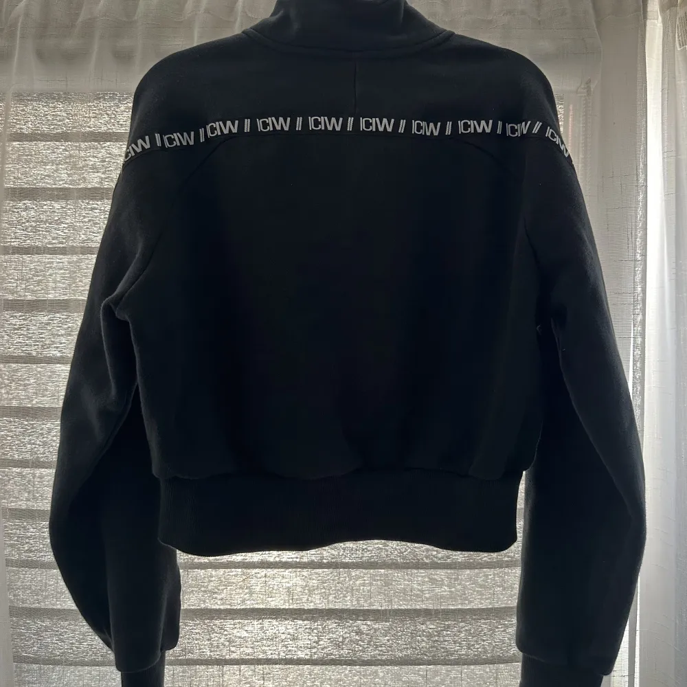 Kort tröja från Icaniwill . Hoodies.