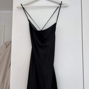 Fin svart klänning från H&M i storlek 34. Den är öppen och korsas i ryggen. Säljer då den inte används. 