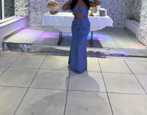 Fest klänning  - Säljer denna klänning använd endas 1 gång, den är i satin och i storlek S, köpt för 2200kr säljer för 1800