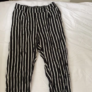 Randiga byxor  - Mjuka och bekväma byxor  (Är lite korta för storleken)