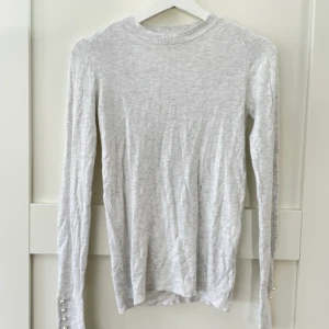 Tröja med pärlor - Tunn vit/ljusgrå tröja med pärlor på ärmarna🤍