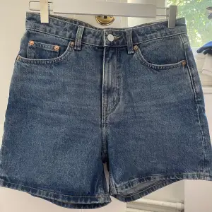 weekday mom jean shorts, size 27 good condition 