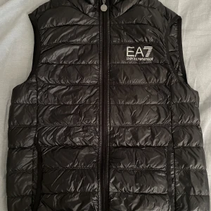 EA7 Väst - Säljer min EA7 Väst då den är för liten och är knappt använd. Storlek S.