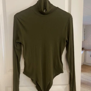 Snygg body  - En snygg body för alla tillfällen, knappt använd. Bra skick 