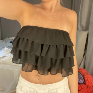 Volang tipp - Svart volang topp från bikbok, intressekoll men lutar mot att sälja då den inre kommer till användnining💗