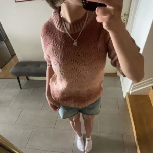 Stickad tröja - Snygg rosa stickad tröja med korta ärmar. Så himla fina detaljer med mönstrens på tröjan. Tröjan är inte nopprig eller har några defekter. Tröjan passar både för S och M❤️