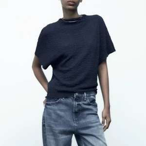 Tröja  - Dne mörklåa trendiga tröjan som ej kommer till användning❤️