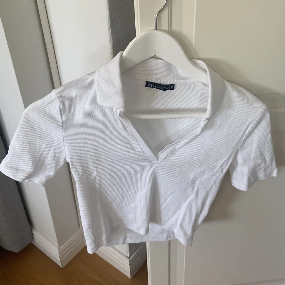 Vit t-shirt i tennisstuk från Zara i strl S men passar även XS. 40kr + frakt. T-shirts.
