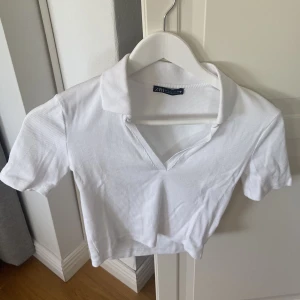 Vit t-shirt - Vit t-shirt i tennisstuk från Zara i strl S men passar även XS. 40kr + frakt
