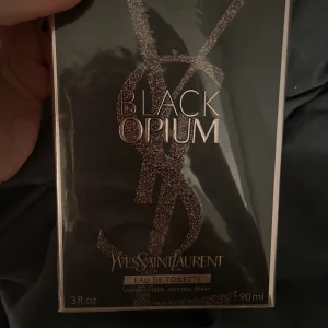 Black Opium parfym - Hej! Säljer denna helt oanvända parfymen eftersom jag fick den i student present och inte kommer använda❤️ den är kvar i förpackningen! Om frågor eller fler bilder så är det bara att skriva🔥