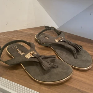 Brun/gröna sandaler med guld detaljer - Nyskick, helt oanvända. Köpta från primark i England för något år sen.