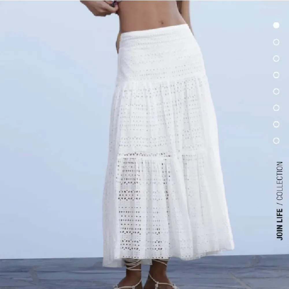 Säljer min vita lång kjol från zara, 💕💕 använd bara några enstaka gånger❤️inköpt för 700kr. Kjolar.