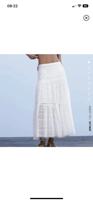 Vit lång kjol - Säljer min vita lång kjol från zara, 💕💕 använd bara några enstaka gånger❤️inköpt för 700kr