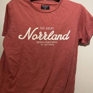 Hej! Säljer min Norrlands unisex iver size T-shirt eftersom jag inte använder den🌸 oanvänd o i ny skick 