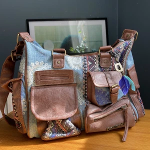 Väska - Superfin väska från desigual i jeanstyg. Mycket bra skick, knappt använd🪅🤩 38x27(högsta)24(lägsta)x11