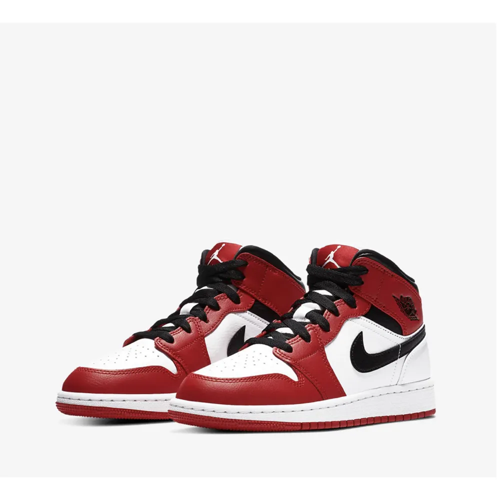 Säljer mina Jordan 1 mid Chicago white 2020 då dom inte kommer till användning! Skorna är använda men väldigt bra skick, skriv för fler bilder:) Köpta för ca. 3000kr. Skor.