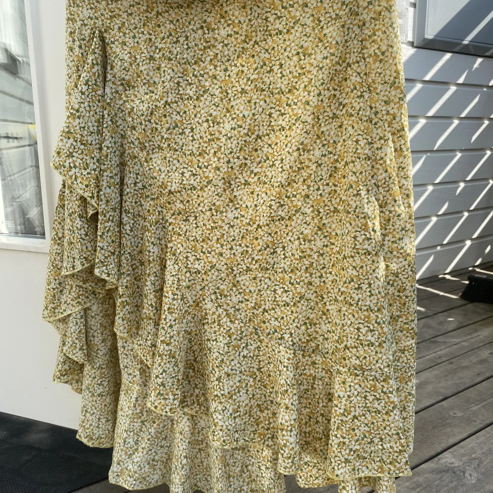 Jättefin somrig kjol från Shein i storlek M som tyvärr inte kommer till användning längre. Jätteskönt material att ha på sig 💛☀️. Kjolar.