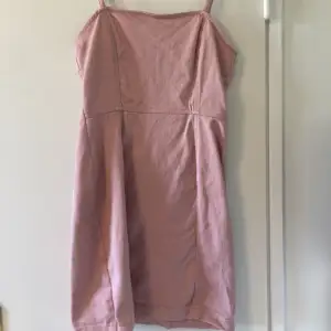 Jättefin rosa klänning i jeansmaterial som tyvärr inte längre kommer till användning. Pris kan diskuteras 