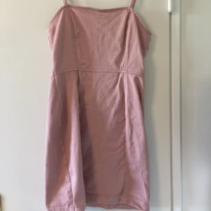 Rosa klänning - Jättefin rosa klänning i jeansmaterial som tyvärr inte längre kommer till användning. Pris kan diskuteras 