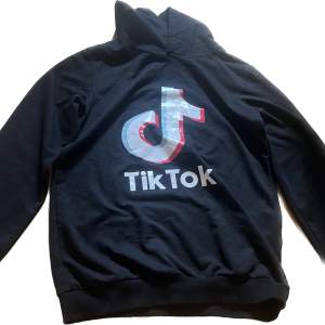TikTok hoodie  Står namnet ”eyra” på lappen inuti annars ingenting som märks av 