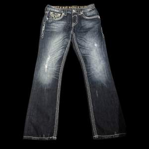 Pricedroppade  Tuffa rr jeans, distressed å för fet stitching 31 i midjan, skulle säga 34 i längden  Skriv om du har några frågor  Skickas direkt med postnord