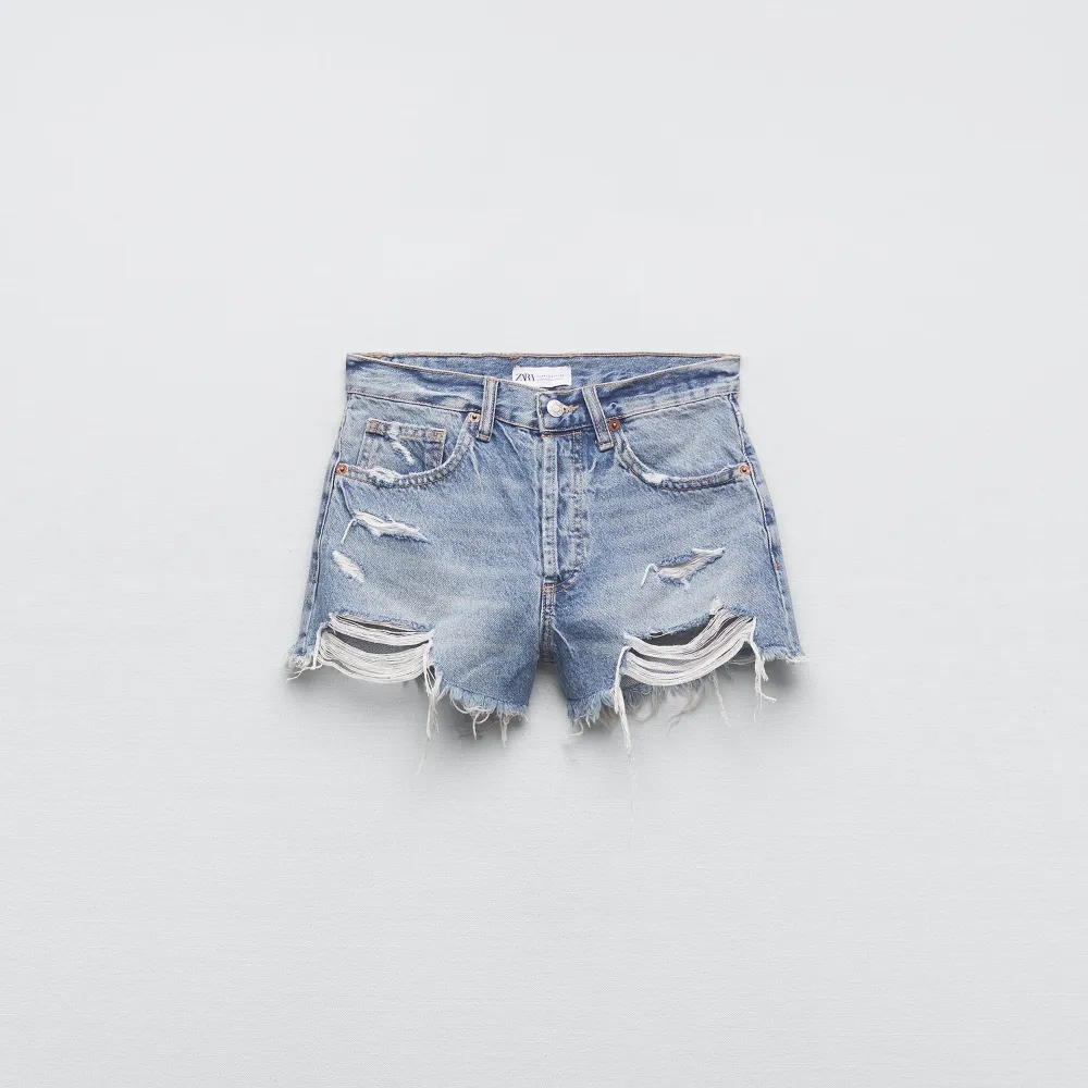 Säljer dessa snygga jeansshorts från zara, som nu har blivit för små till mig! Köparen står för frakten💕. Shorts.