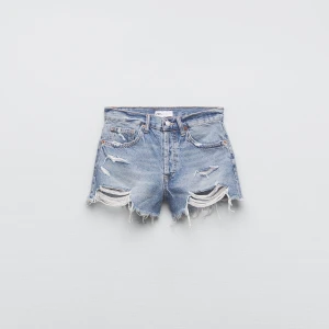 Zara jeansshorts  - Säljer dessa snygga jeansshorts från zara, som nu har blivit för små till mig! Köparen står för frakten💕