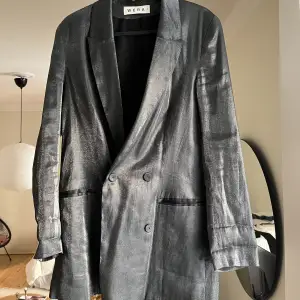 Kostym köpt på Åhléns (WERA) i cool grå/silver skimrig färg Jackan storlek 38 Byxor storlek 36