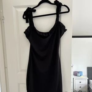 Fin klänning med volanger  - Oanvänd klänning från pretty little thing