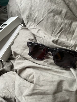 04 chimi - Säljer mina 04 chimis i mörkgrå som inte säljs längre, de är nästintill oanvända❤️❤️Har kvar kartongen, solglasögonsfodralet och solglasögons påse 