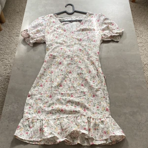 Blommig klänning - Super söt blommig klänning som passar till allt. 