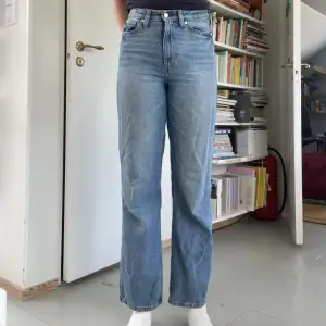 Raka jeans med hög midja i fint skick, har ändast använts ett par gånger.  Säljer dem pga att jag tycker att de är lite korta för mig. Sitter fint och är nog inte så korta på någon runt 175cm eller kortare då jag är 180cm. Hör av dig vid frågor.