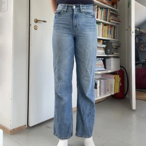 Jeans - Raka jeans med hög midja i fint skick, har ändast använts ett par gånger.  Säljer dem pga att jag tycker att de är lite korta för mig. Sitter fint och är nog inte så korta på någon runt 175cm eller kortare då jag är 180cm. Hör av dig vid frågor.