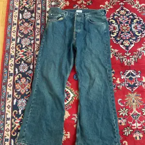 Tjena säljer mina knappt använda weekday jeans, jeansen är väldigt baggy så om du gillar baggyclothes är denna perfekt