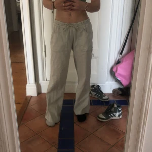 Linnebyxor - Ett par Lågmidjade  linnebyxor i storlek s knappt använda och där av sälher jag dom