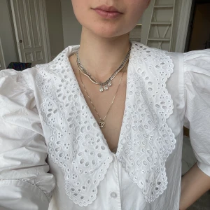 & Other Stories skjorta - Väldigt söt blus/skjorta från & Other Stories i färg vit med en stor krage i spets. Använt men mycket väl omhändertagen. Storlek 38 men passar 36 också. Nypris 890 kr 🌸